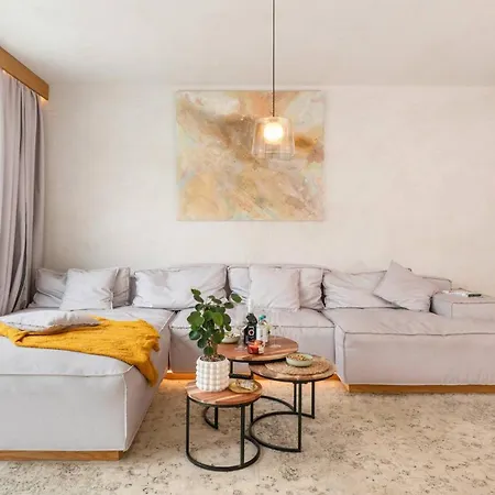 Unique Designer Retreat | Mins To Gondola - Patio! شقة