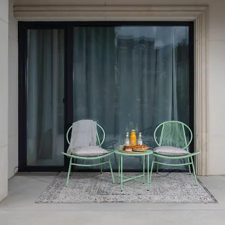 Unique Designer Retreat | Mins To Gondola - Patio! Daire *