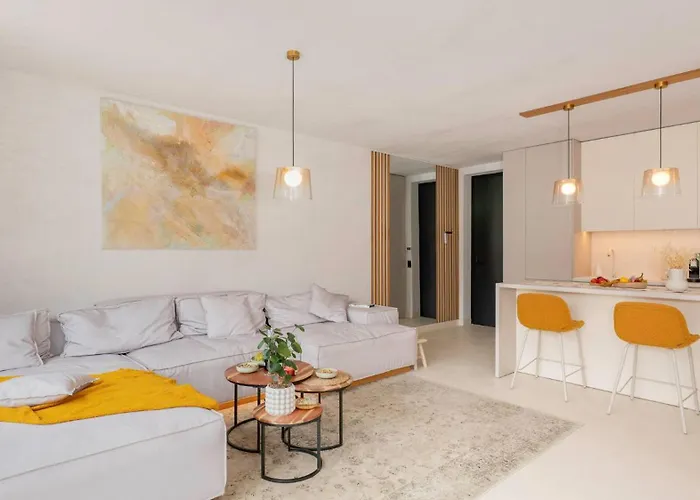 Unique Designer Retreat | Mins To Gondola - Patio!