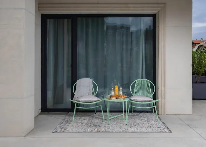 Unique Designer Retreat | Mins To Gondola - Patio! شقة *